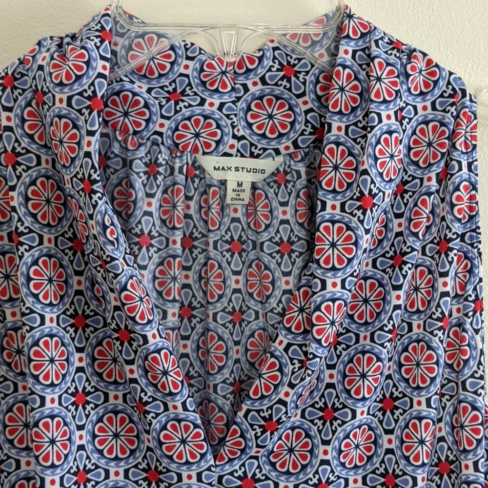 Max Studio Abstract floral pullover Top Medium - Picture 2 of 7